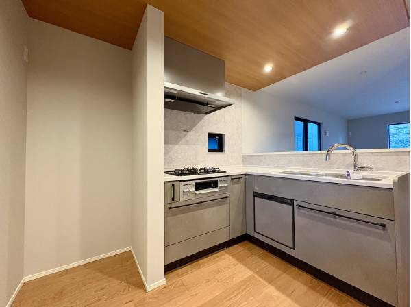 L型キッチンは食洗機と浄水器付き