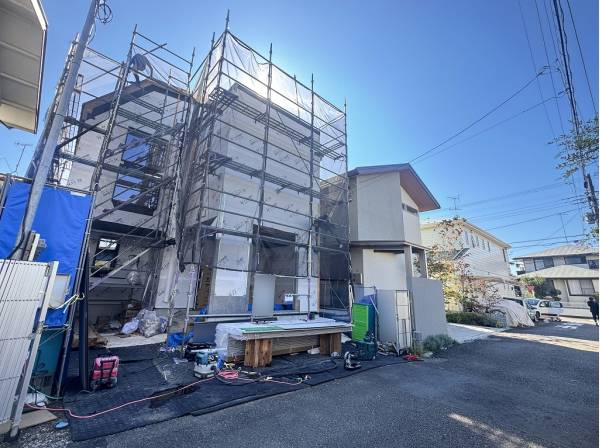 半ビルトインガレージのゆったりとしたカースペースを確保しています