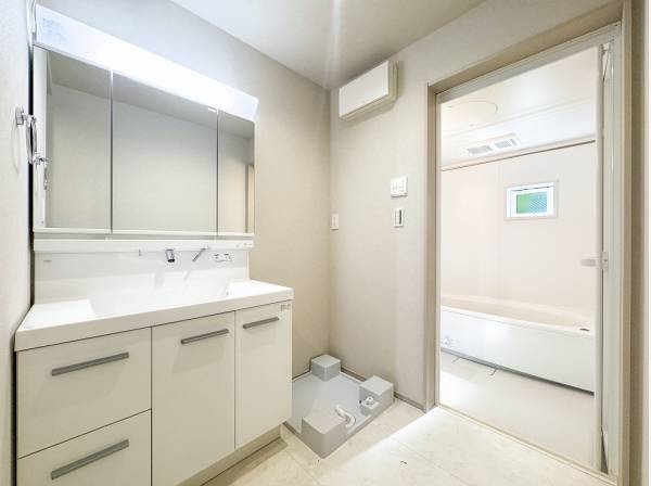 白で統一された清潔感溢れるバスサニタリー