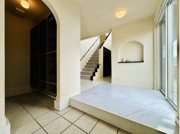 大型のシューズクロークを完備した玄関