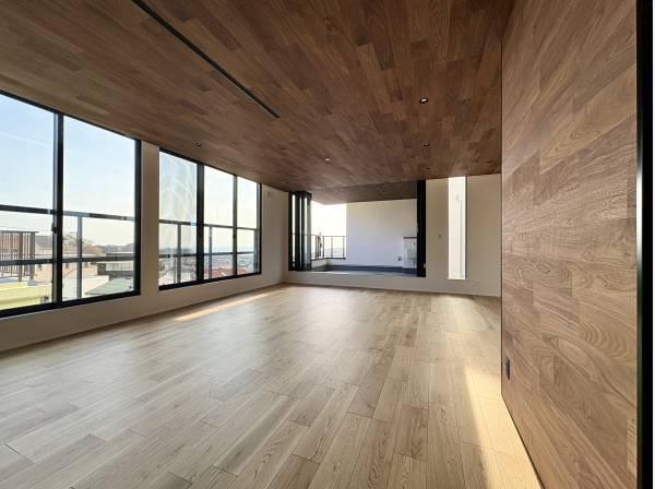 窓が多く開放的なリビングダイニング