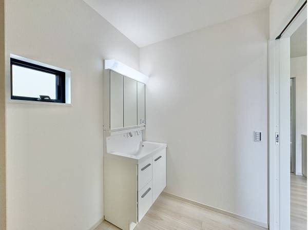 鏡の裏にはたっぷりと収納スペースを標準装備。