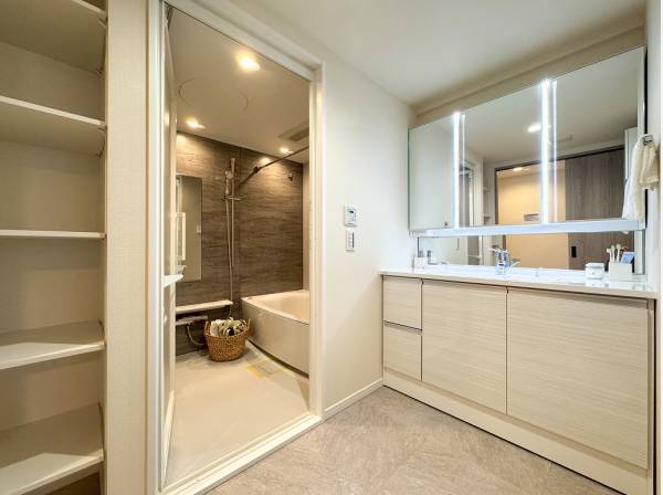 洗練感溢れるバスサニタリーはゆとりある広さが魅力的