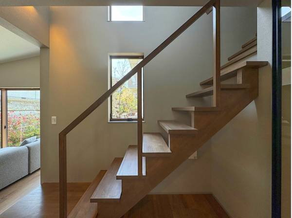 美しいストリップ階段。絶妙なサイズの窓がまるで壁に掛けた絵画の様です。