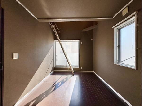 採光が充分に確保できた洋室です。