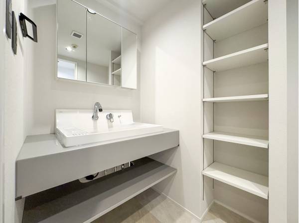 大容量の可動棚収納がこの美しい洗面スペースの強い味方となりそうですね