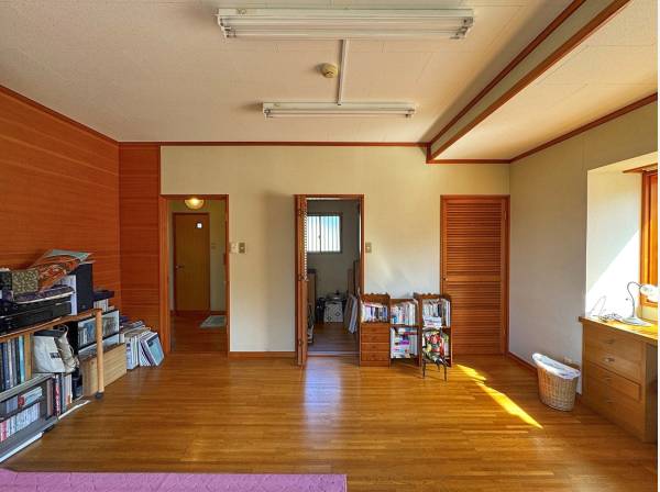 納戸を備えた広い洋室もございます。