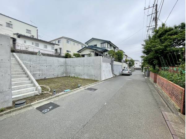 前面道路は5ｍ越えになります