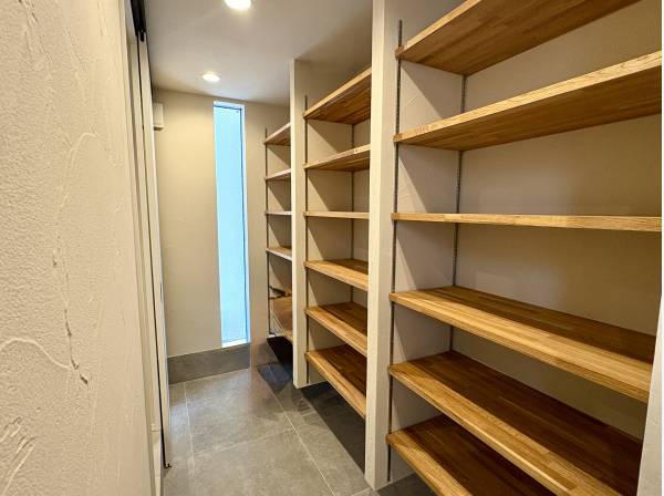 靴やアウトドア用品もすっきり収まり、玄関がいつも心地よく保てます