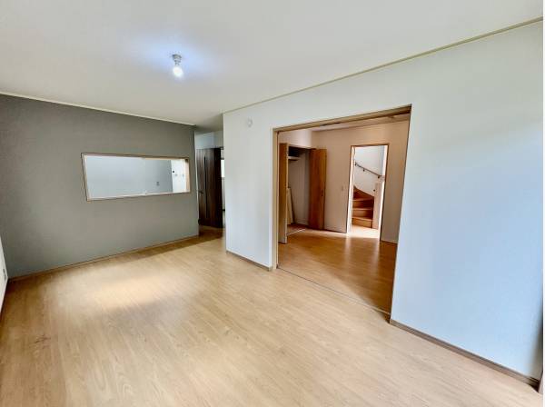 リビングの隣には部屋が有ります。