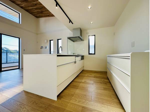 カップボード付きのキッチンには、写真には写ってませんがパントリーも完備