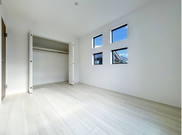 豊かな太陽光が長い時間射し込む二面採光の洋室