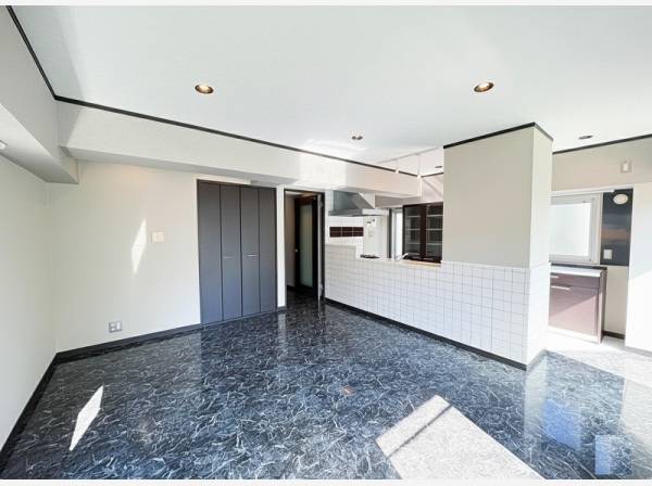 南側に大きく開口部を設けて、とても開放的な空間を演出します。