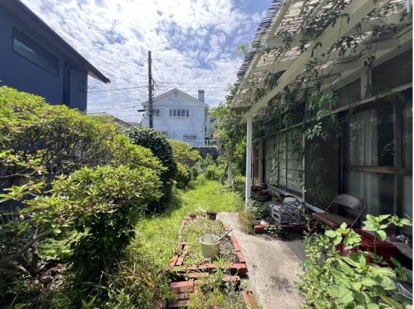 植物が喜びそうな日当たり良好のお庭