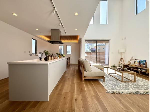 キッチンは全体を見渡すオープンタイプ