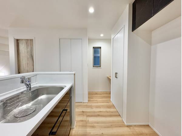 キッチンの横にはパントリーと作業スペースを配置