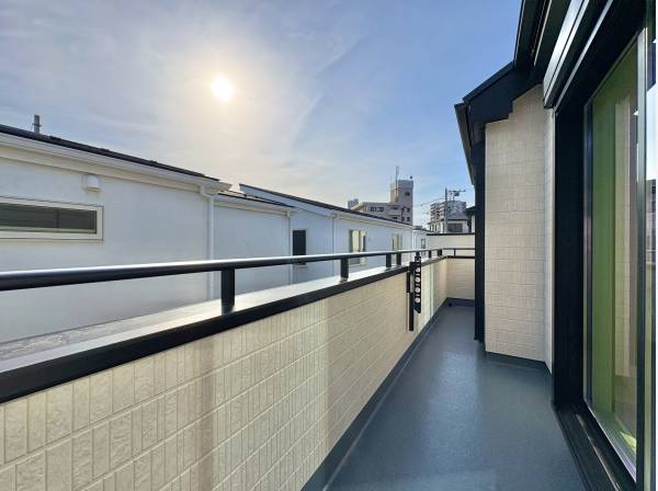 陽光が差込むバルコニー、洗濯物も気持ちよさそうにそよぎます