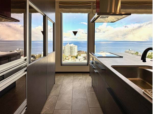 キッチンからもこの景色。夜は市街地の夜景もお楽しみいただけます