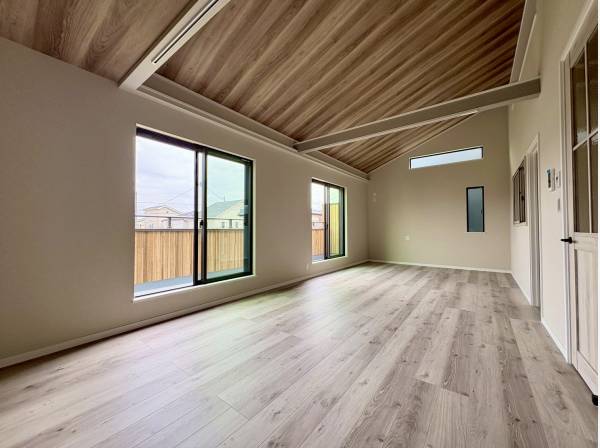 勾配い天井で開放感のあるLDK！