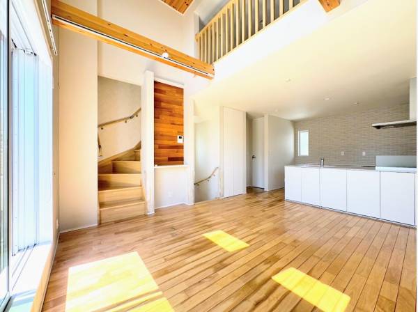 南道路に面しているため日当たりも良いです