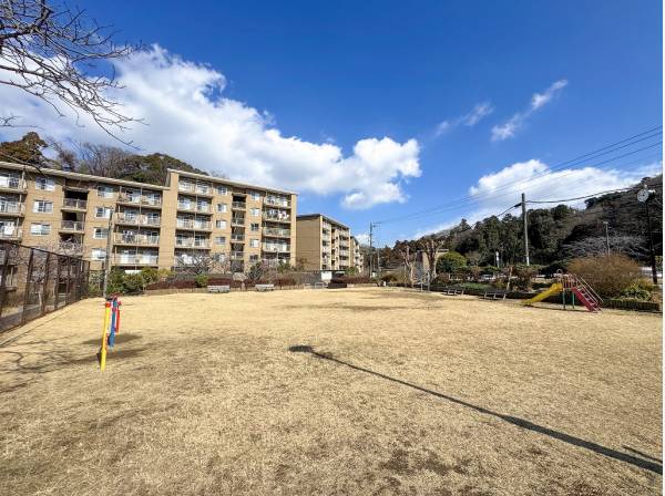 マンションに隣接したききょうやま公園