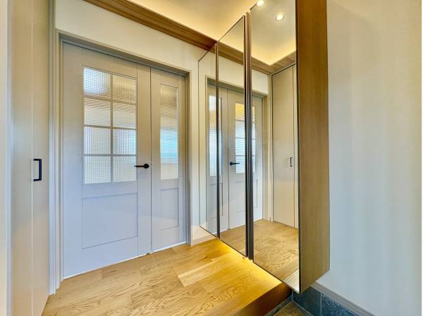 住まいの顔となる、ゆとりと開放感を備えた玄関