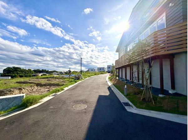 車の出し入れもストレスフリー。整った街並みが生む、ゆとりあるアプローチ。