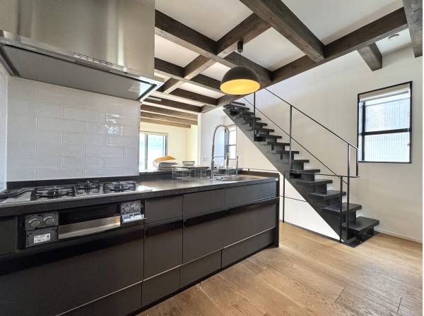 黒で統一した、無骨さ際立つキッチンデザイン。