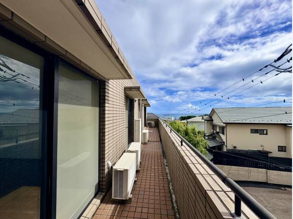 緑の植栽に囲まれた綺麗な外観