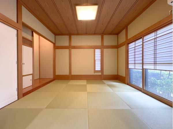 和室は床の間や雪見窓がある本格的な造り