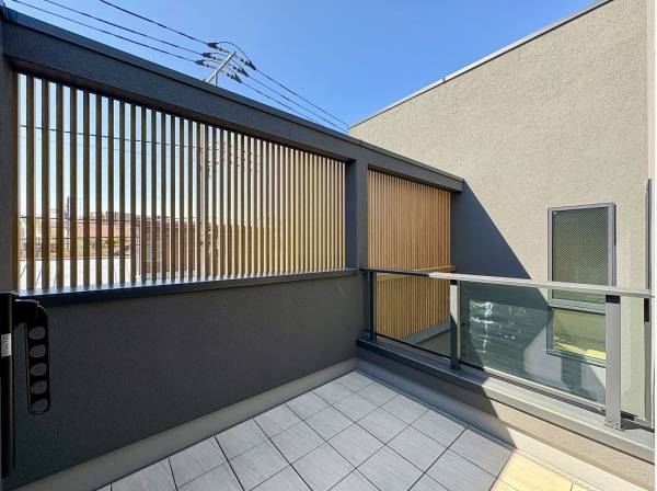 プライバシーを守りつつ温もりを届けるウッド調の格子