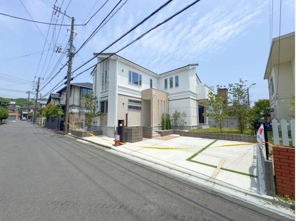 邸宅外に堂々とたたずむお住まい。素敵ですね。