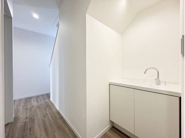 玄関近くに独立洗面台があるのも嬉しいポイントです♪