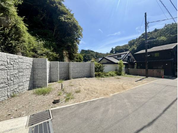 土砂災害特別警戒区域に対応した防護壁を施工してあるので、制限なく建築可