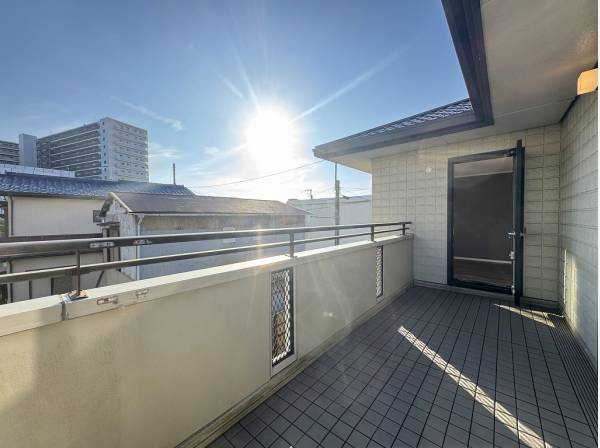 大きな寝具ものびのび干せそうなワイドバルコニー