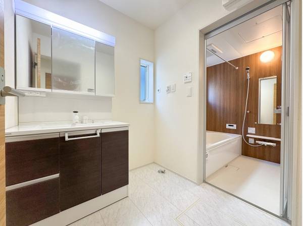 ワンフロアに集約された水周りは生活動線スムーズ