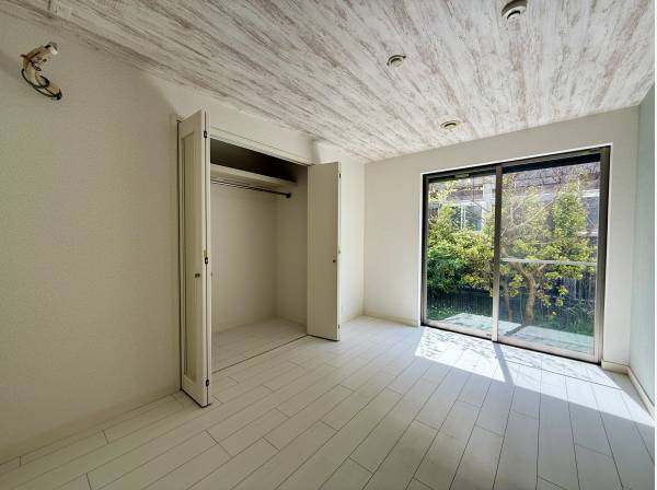 洋室には収納スペースを完備！