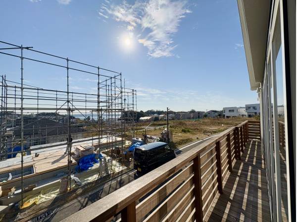 バルコニーはウッドデッキとなっております