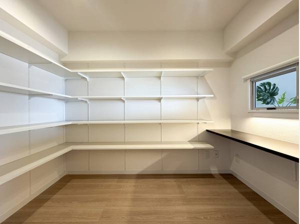 カウンターのある納戸は書斎や趣味の部屋として重宝しそう