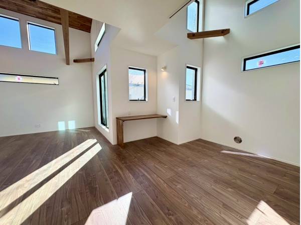 たくさんの窓から暖かい日が入ってきます