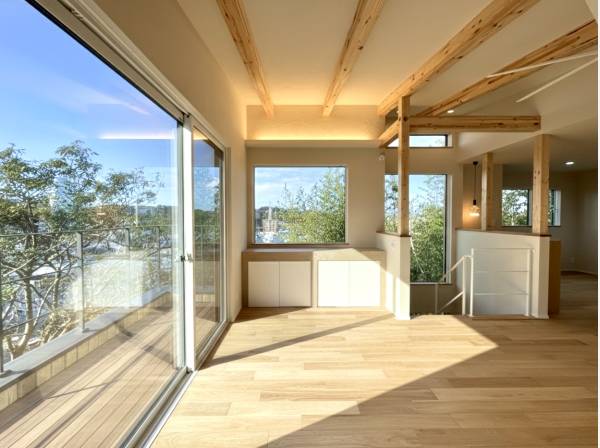 眺めを楽しむよう窓は大きく確保