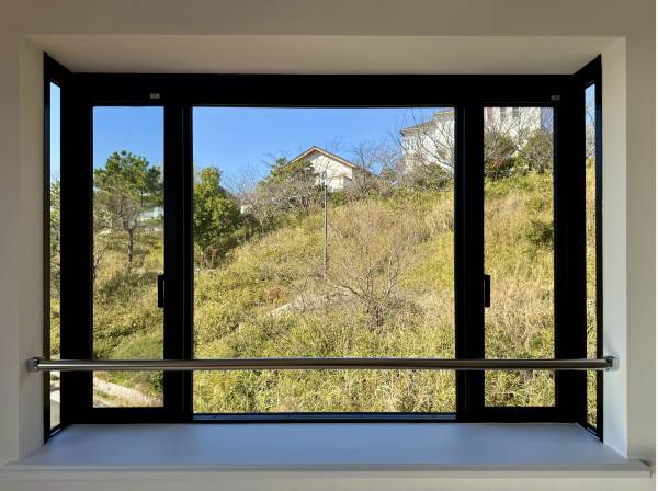 カーテンよりグリーン。視線の先に自然がある、心がほどける窓景色。