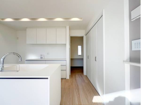 キッチン横には収納も豊富にございます