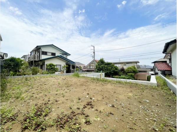 高台で見晴らしがよく開放的な現地