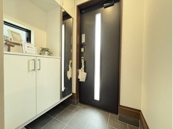 清潔感と実用性を兼ね備えたスッキリとした玄関。