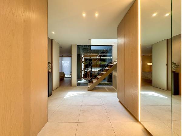 玄関（同社施工例）