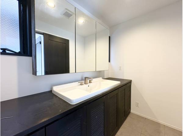 広々とした洗面化粧台