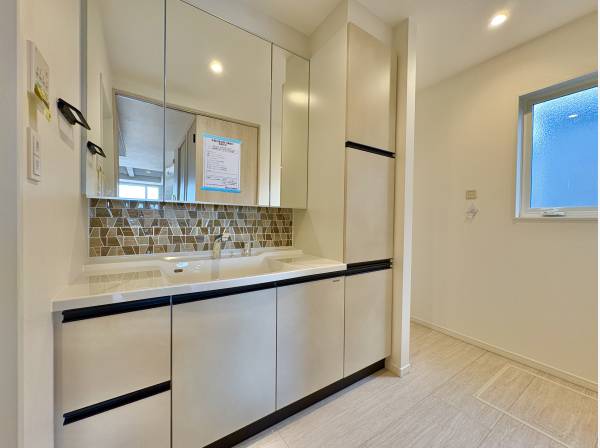 洗面室は白を基調とした清潔感のある空間です。