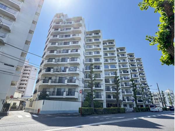 大通りから少し入った場所に佇むマンションです