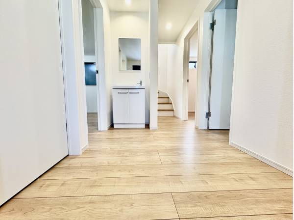 玄関前には洗面台があるので、帰宅してすぐに手洗いやうがいができます。